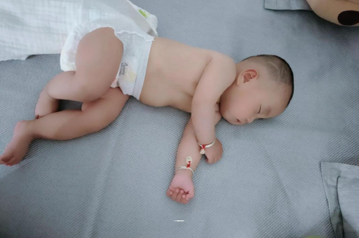 江山几个月宝宝会抬头